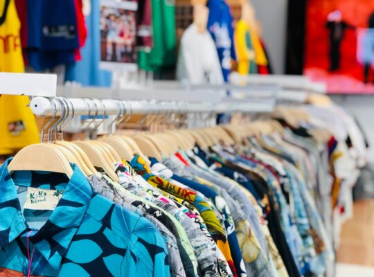 Moda z drugiej ręki w Trzebnicy – trend, który zyskuje na popularności