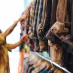 Szmateks jako element współczesnego rynku odzieżowego