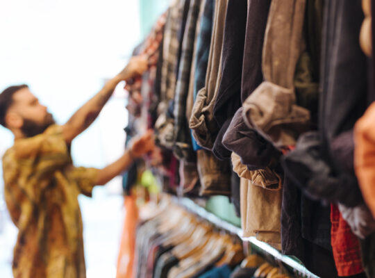 Szmateks jako element współczesnego rynku odzieżowego